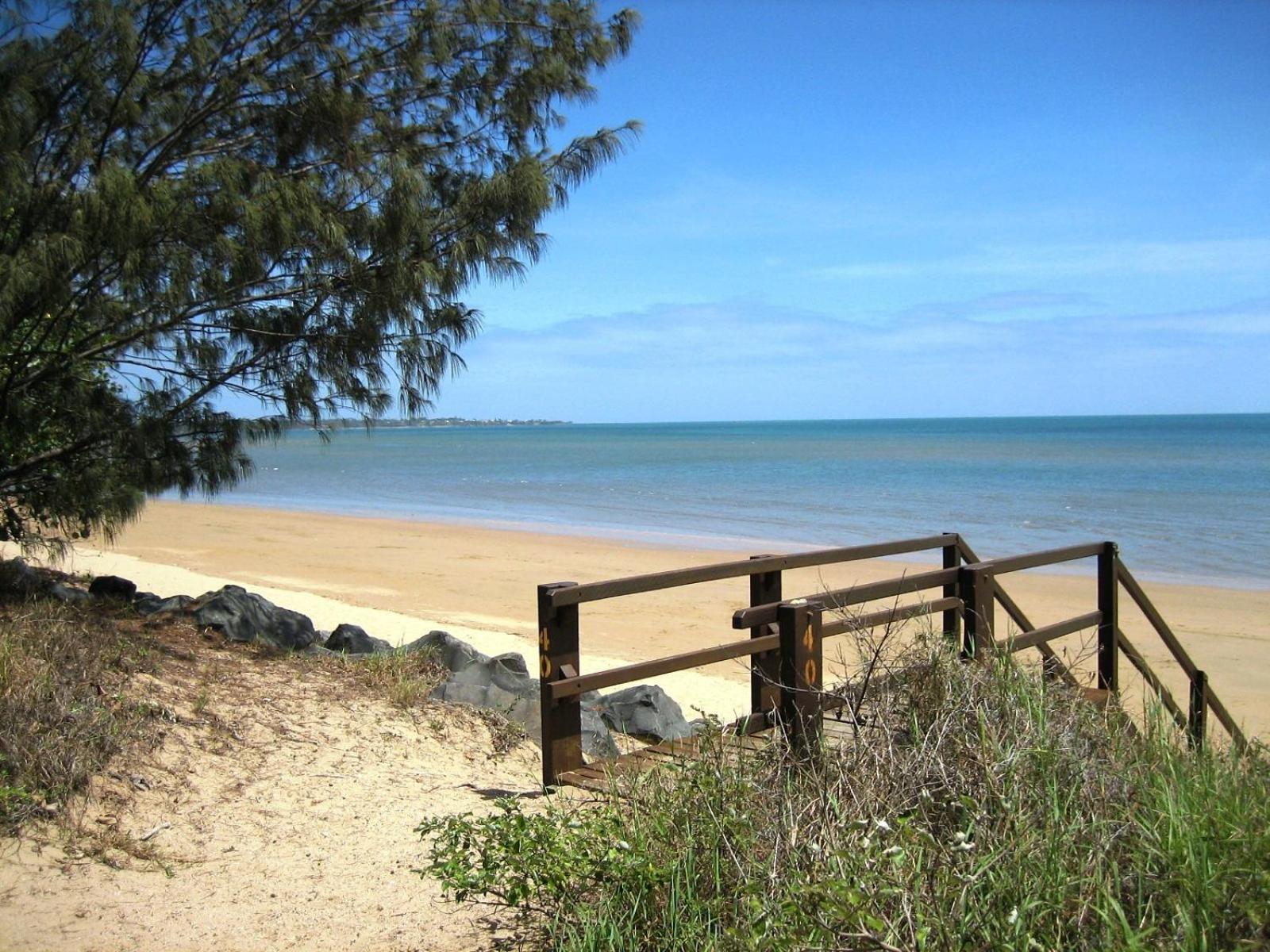 Aparthotel Coconut Palms On The Bay à Hervey Bay Extérieur photo