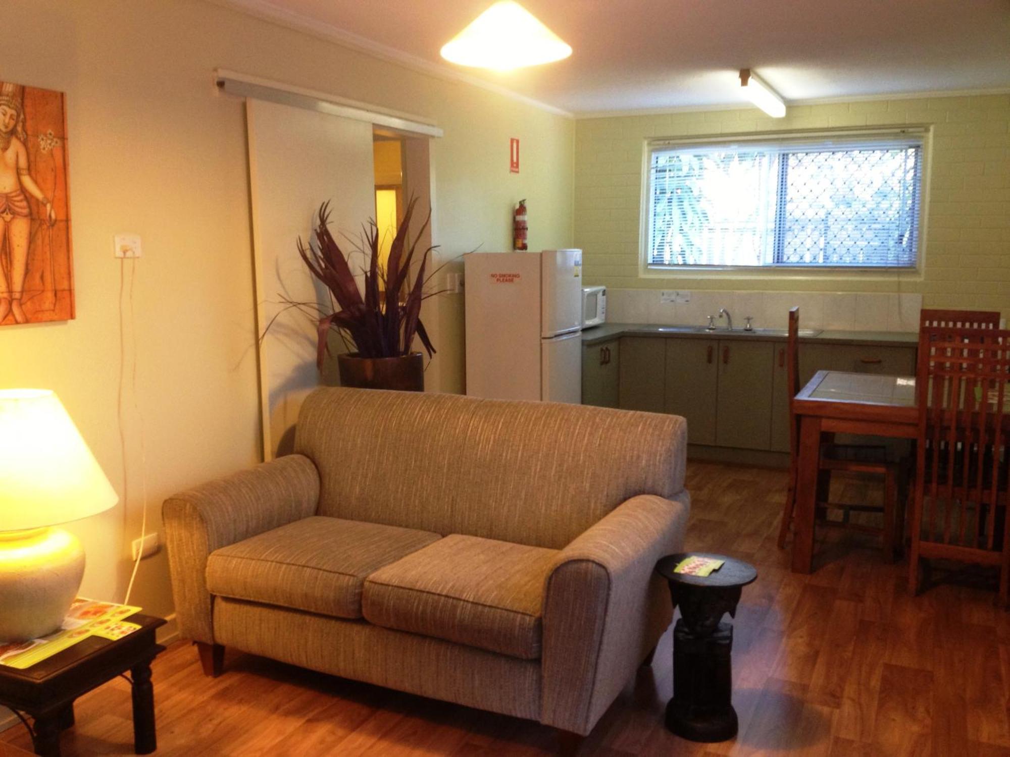 Aparthotel Coconut Palms On The Bay à Hervey Bay Extérieur photo