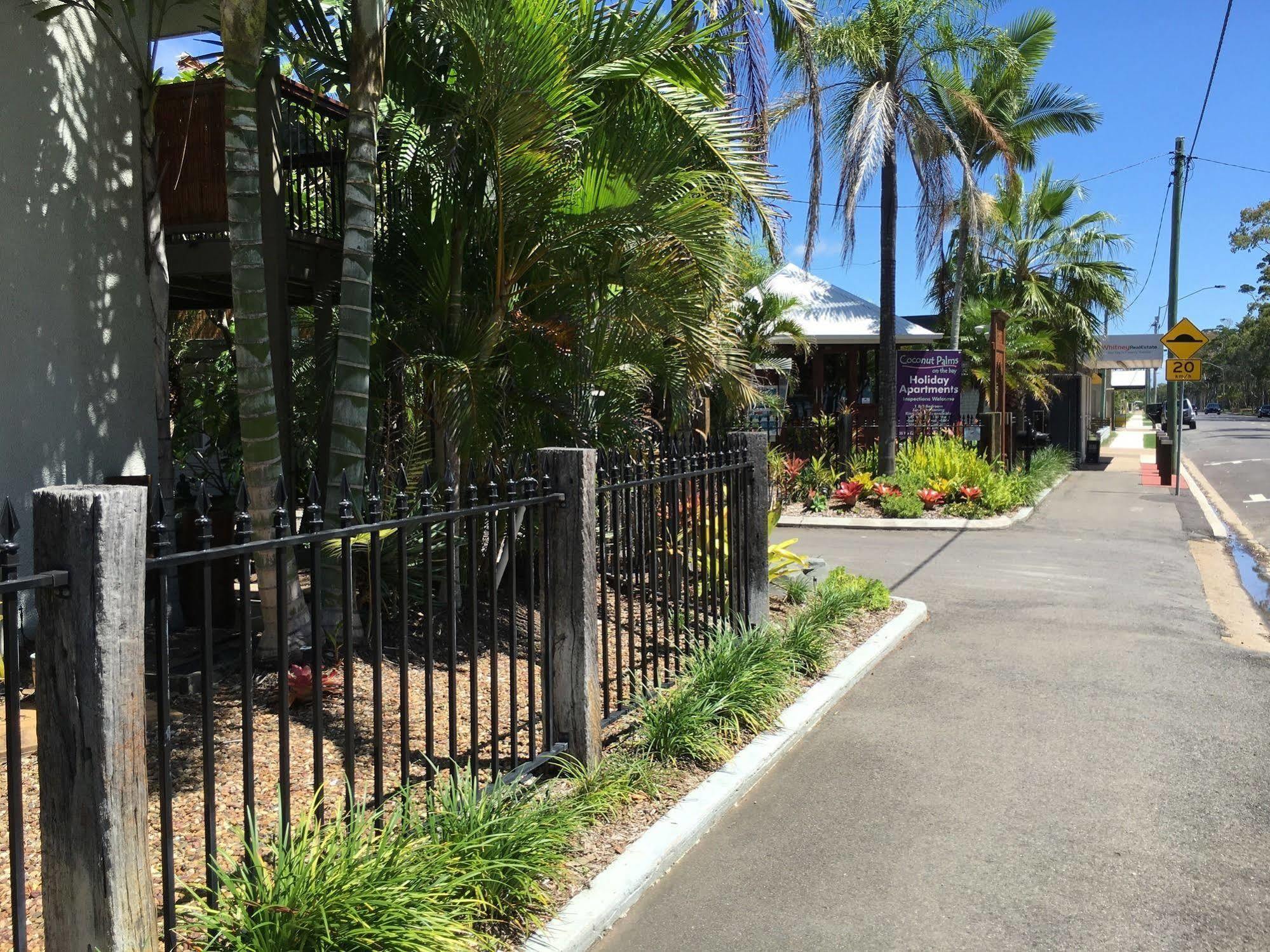 Aparthotel Coconut Palms On The Bay à Hervey Bay Extérieur photo