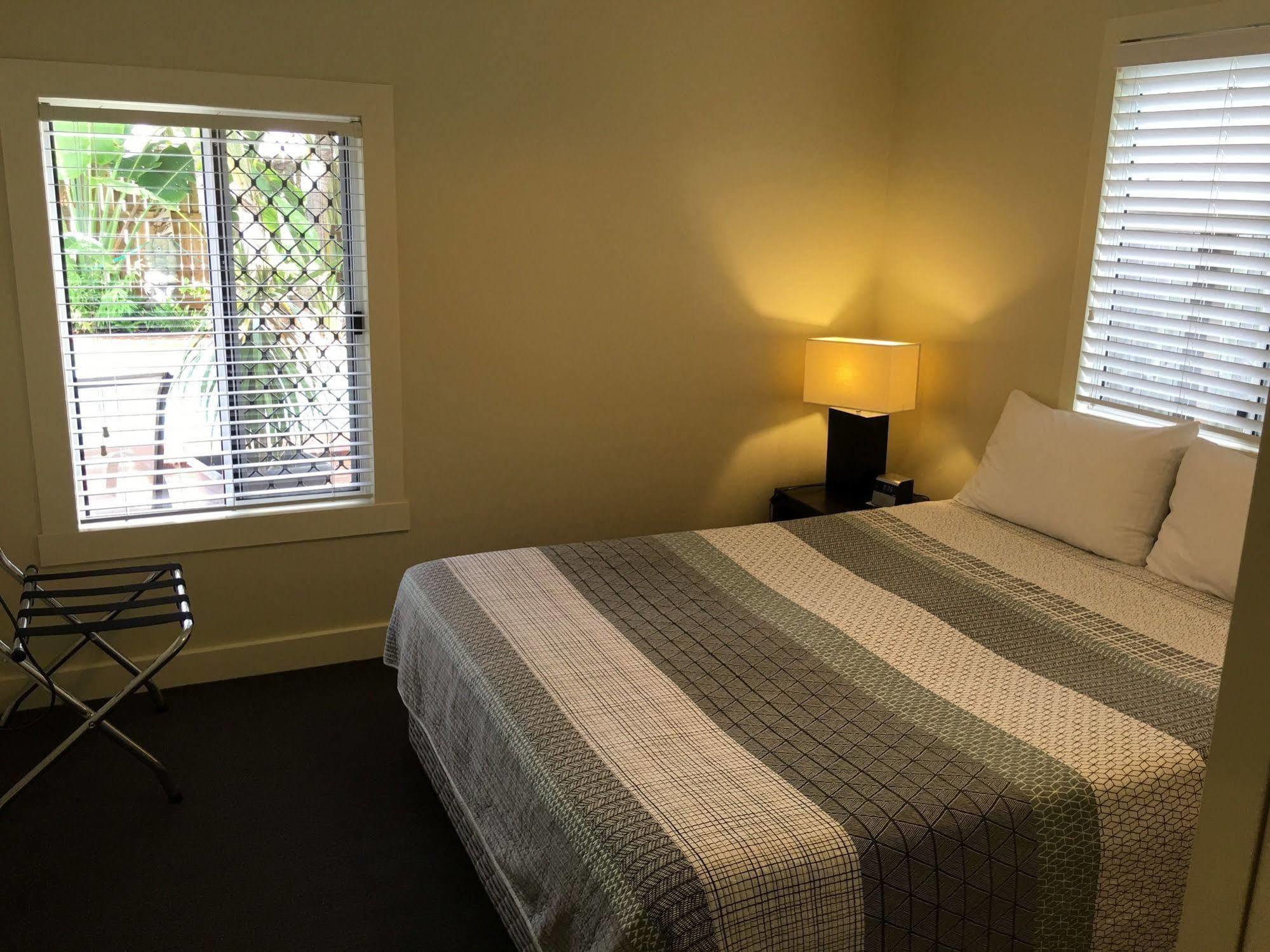Aparthotel Coconut Palms On The Bay à Hervey Bay Extérieur photo