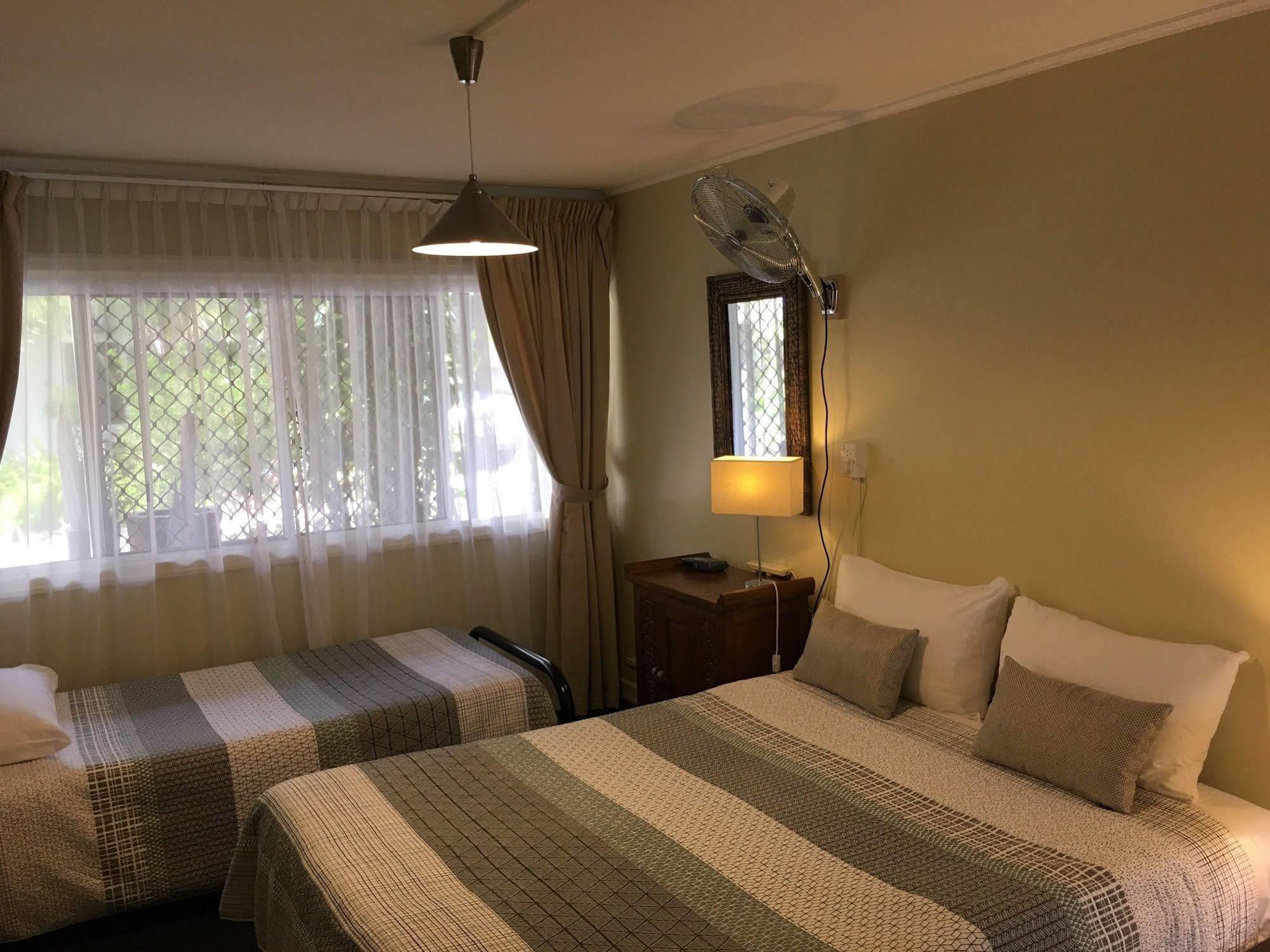 Aparthotel Coconut Palms On The Bay à Hervey Bay Extérieur photo