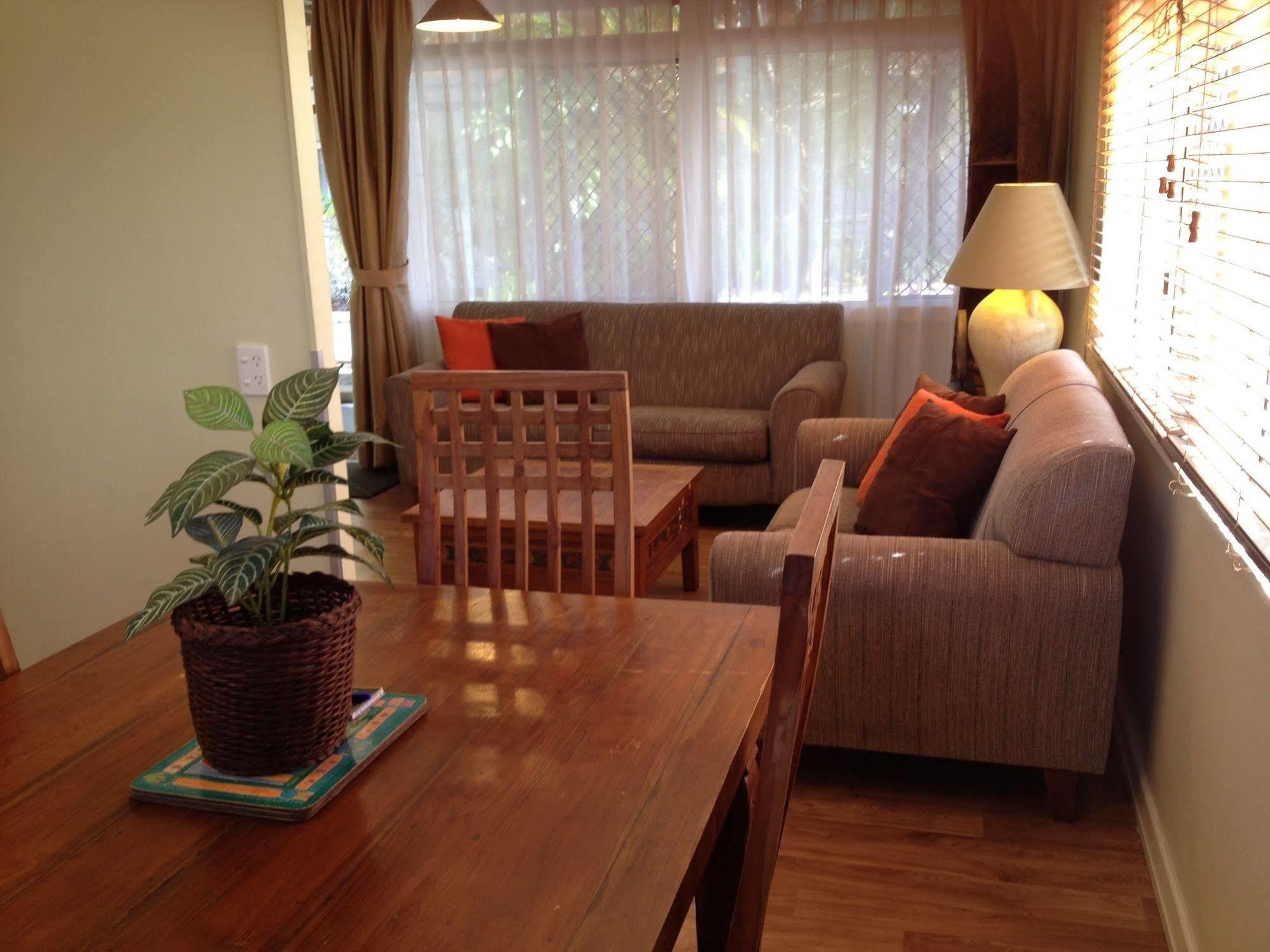Aparthotel Coconut Palms On The Bay à Hervey Bay Extérieur photo