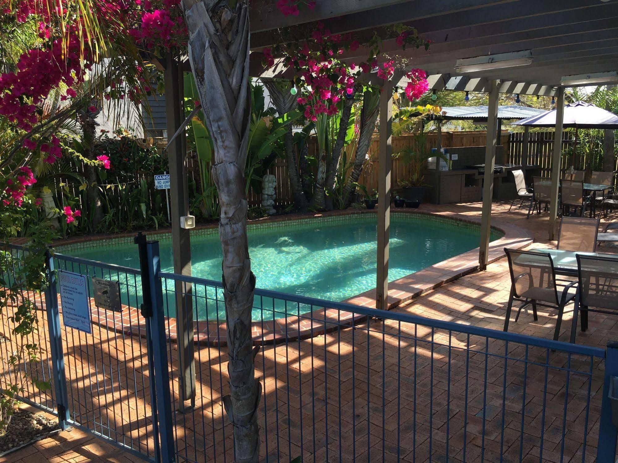 Aparthotel Coconut Palms On The Bay à Hervey Bay Extérieur photo